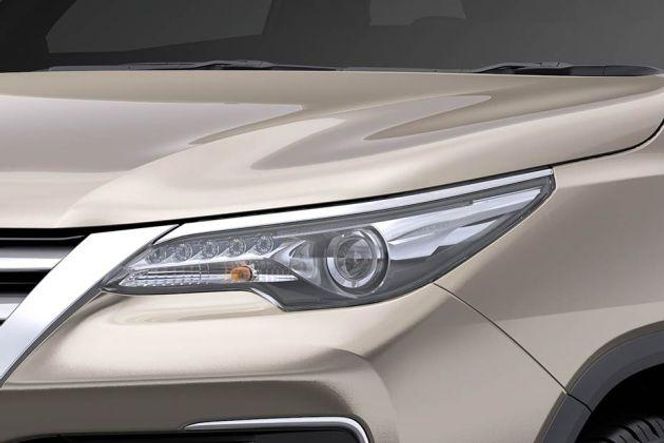 Toyota Fortuner 2011-2016 Headlight Image Toyota Fortuner 2011-2016 Headlight Image