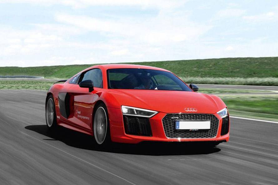 Audi R8 2012-2015 Front Right View Image
