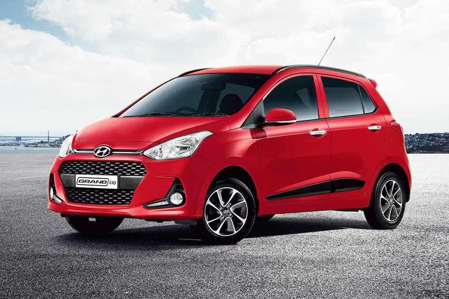 Hyundai Grand i10 2016-2017 The boomerang-shaped fog lamps sit lower down on the bumpers and serves a technical purpose too – deflecting the air around the front tyres to minimise turbulence and wind resistance. 
