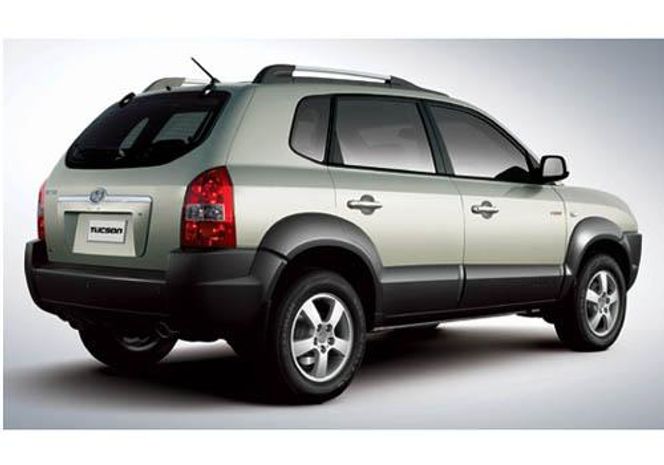 Hyundai Tucson 2005-2010 Rear Left View Image