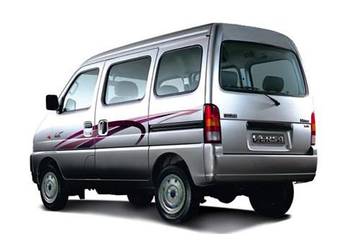 Maruti Versa Rear Left View Image