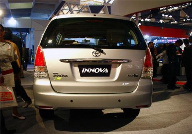 Toyota Innova 2004-2011 Rear view Image