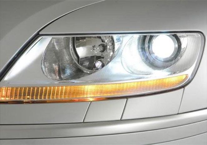 Volkswagen Phaeton Headlight Image