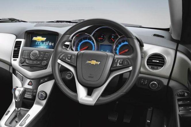 https://stimg.cardekho.com/car-images/carinteriorimages/630x420/Chevrolet/Chevrolet-Cruze/steering-wheel-054.jpg?tr=w-664