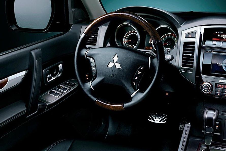 Mitsubishi Montero 2007-2012 Steering Wheel Image