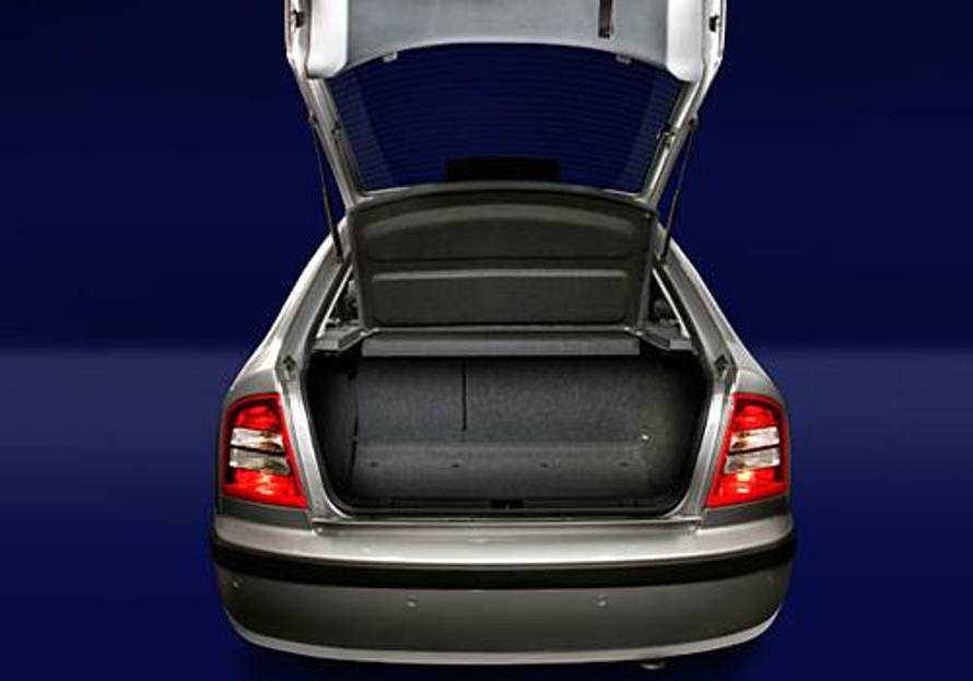 Skoda Octavia 2000-2010 Open Trunk Image