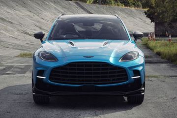 Aston Martin DBX Front View Image