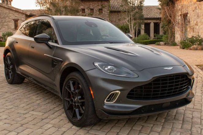 Aston Martin DBX Front Right Side View