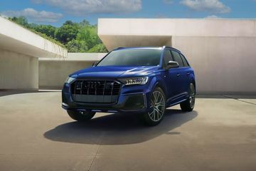 Audi Q7 2022-2024 Front Left Side Image