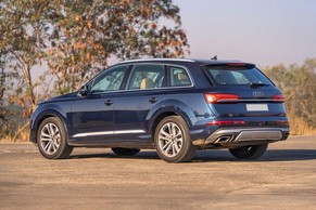 Audi Q7 Rear Left View Image