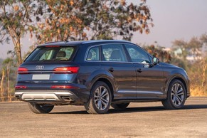 Audi Q7 Rear Right Side Image