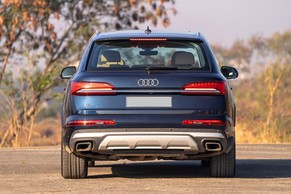 Audi Q7 Rear view Image