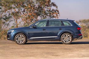 Audi Q7 Side View (Left)  Image