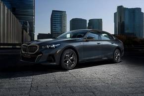 BMW 5 Series Front Left Side Image