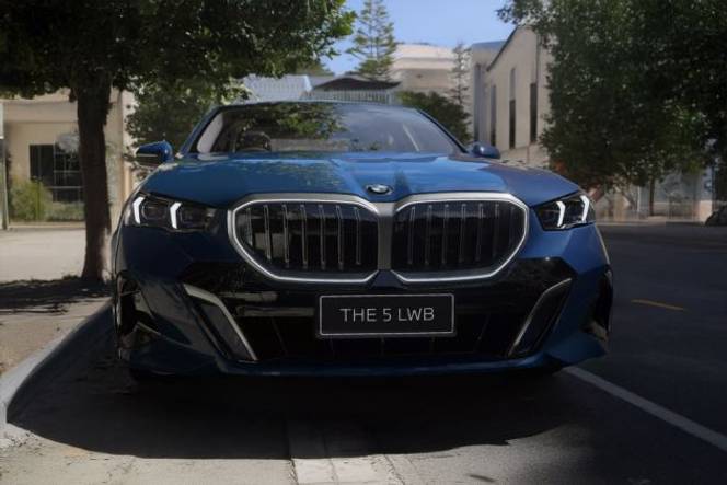 BMW 5 Series Front View Image