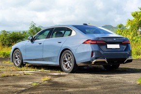 BMW 5 Series Rear Left View Image