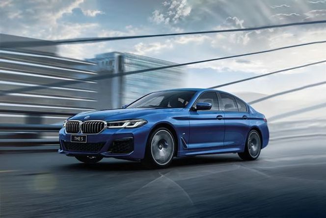 BMW 5 Series 2021-2024 Front Left Side Image