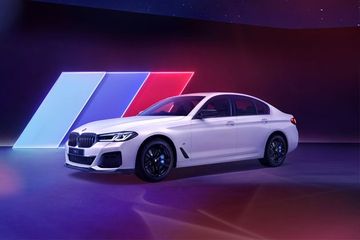 BMW 5 Series 2021-2024 Front Left Side Image