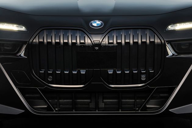 BMW 7 Series Grille Image