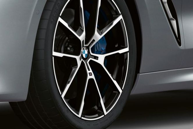 BMW 8 Series Wheel Image BMW 8 Series Wheel Image