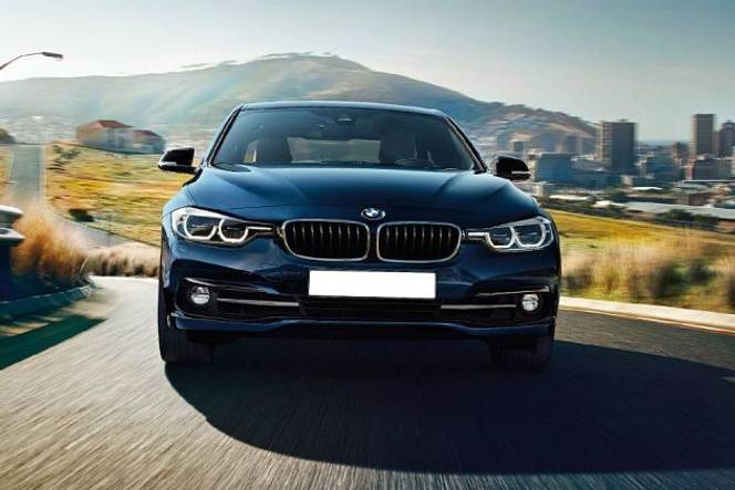 BMW 3 Series 2014-2019 The front fascia of the BMW 3 Series is characterized by the companyâ??s trademark kidney grille that gets a chrome border and piano black vertical slats, along with the stretched back headlamp assemblies.