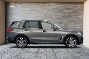 BMW X1 Front Right View Image