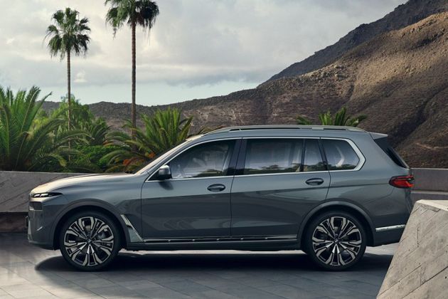BMW X7 Side View (Left)  Image