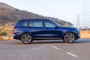 BMW X7 Side View (Right)  Image