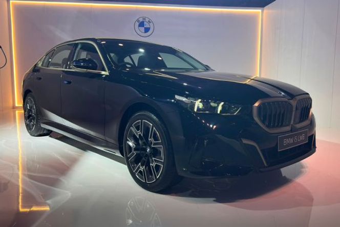 BMW i5 LWB Exterior Image