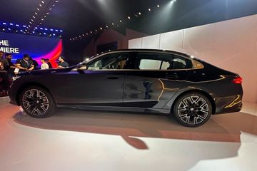 BMW i5 LWB Side View (Left)  Image