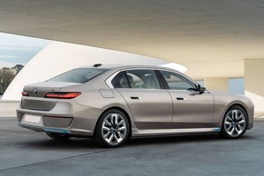 BMW i7 Rear Right Side Image