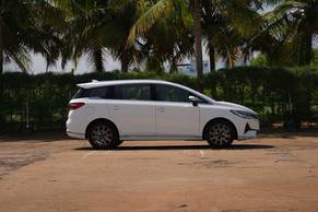 BYD eMAX 7 Side View (Right)  Image