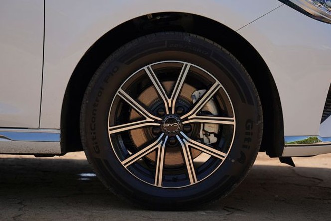 ബിവൈഡി ഇമാക്സ് 7 ചക്രം image