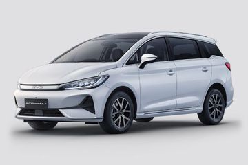 BYD eMAX 7 Front Left Side Image