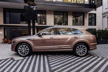 Bentley Bentayga EWB Side View (Left)  Image