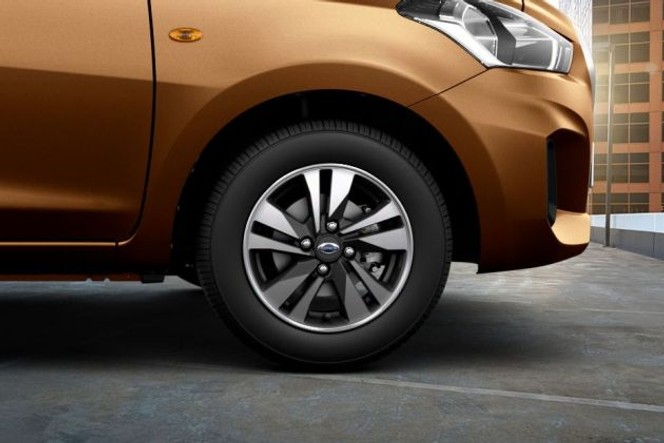 Datsun GO Plus  These dual-tone 14-inch diamond cut alloy wheels are available only on the top of the line T(O) trim level. They are shod with 165/70 section tyres. Meanwhile, lower variants get similarly sized tyres on steel rims, while a set of dual-tone full wheel covers are available with the T trim.