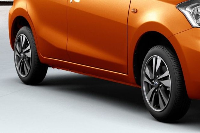 Datsun GO "
 Only the top-spec T(O) variant gets these 14-inch diamond cut alloy wheels that are wrapped in 165/70 section tyres. All lower variants get similarly sized tyres on steel rims, though the T trim gets additional dual-tone full wheel covers."