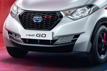 Datsun redi-GO 2016-2020 The hexagonal front grille houses the Datsun logo in the middle and gets a mesh pattern on the inside. On the base-spec Dvariant, this grille gets a silver boundary, while all higher variants get a chrome insert instead.