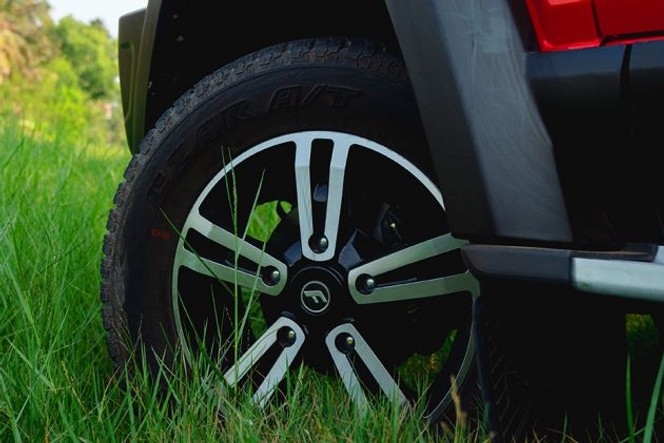 ಬಲ ಗೂರ್ಖಾ 5 ಡೋರ್ ವೀಲ್ image