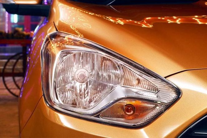 Ford Figo 2015-2019 All the five variants of Ford Figo come with headlamp leveling function. Also, the Base and Ambience trim get black headlamp bezel, and other get chrome surround. 