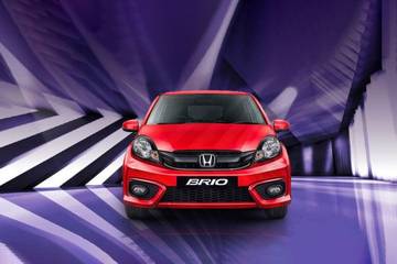 Honda Brio  Front end of the Brio hatchback is dominated by a wide gloss black bar connecting the two headlamps, with a subtle chrome detailing on the lower edge of the grille. This layout is standard on all variants. The front number plate is located just below the grille area. As part of the midlife facelift, the Brio has received a more aggressive design for the front bumper, which makes the car look a lot sportier than the pre-facelift version.