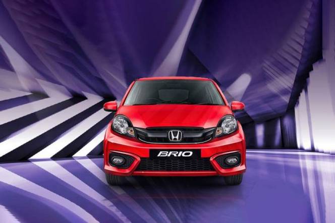Honda Brio  Front end of the Brio hatchback is dominated by a wide gloss black bar connecting the two headlamps, with a subtle chrome detailing on the lower edge of the grille. This layout is standard on all variants. The front number plate is located just below the grille area. As part of the midlife facelift, the Brio has received a more aggressive design for the front bumper, which makes the car look a lot sportier than the pre-facelift version.