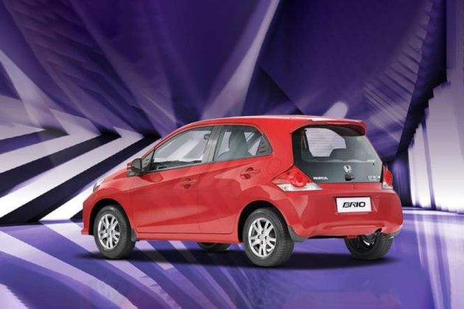 Honda Brio The Brio is available in three variants, all of which are powered by a 1.2-litre petrol engine. The engine can be had with either a 5-speed manual gearbox or a 5-speed AT. Honda Brio The Brio is available in three variants, all of which are powered by a 1.2-litre petrol engine. The engine can be had with either a 5-speed manual gearbox or a 5-speed AT.