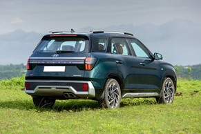 Hyundai Alcazar Rear Right Side Image