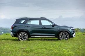 Hyundai Alcazar Front Right View Image