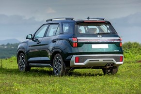 Hyundai Alcazar Rear Left View Image