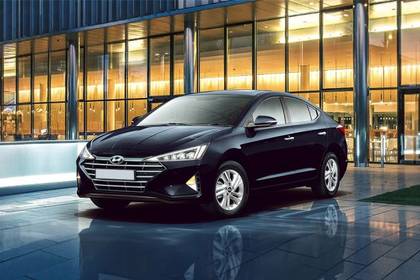 Hyundai Elantra Front Left Side Image