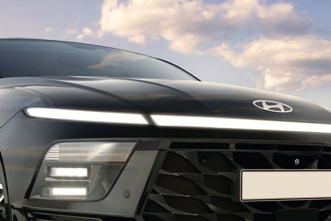 Hyundai Verna Headlight Image