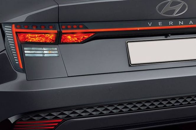 ಹುಂಡೈ ವೆರ್ನಾ 2023-2026 taillight image
