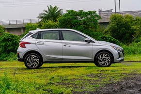 Hyundai i20 Front Right View Image
